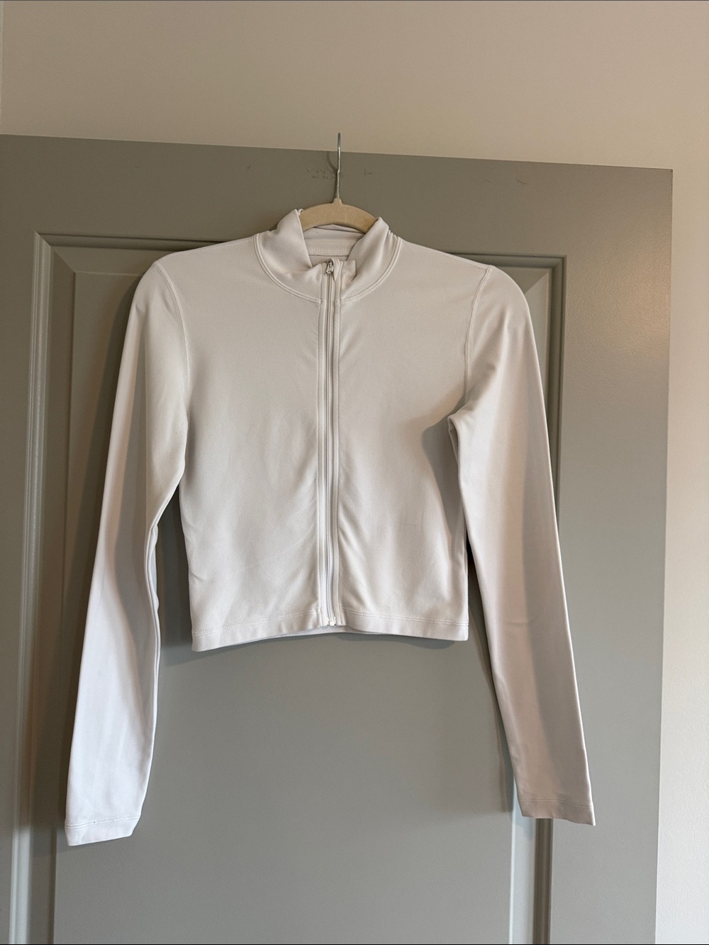 Aritzia White Zip-Up Long Sleeve Jacket